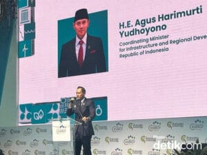 Agus Harimurti Yudhoyono berbicara di atas panggung konferensi energi tentang pembangunan hunian berbasis TOD. Sebagai contoh, Properti TOD Property seperti LRT CITY Ciracas mendukung mobilitas berkelanjutan.